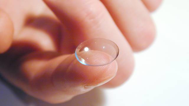 Using Contact Lenses to Cheat Casinos